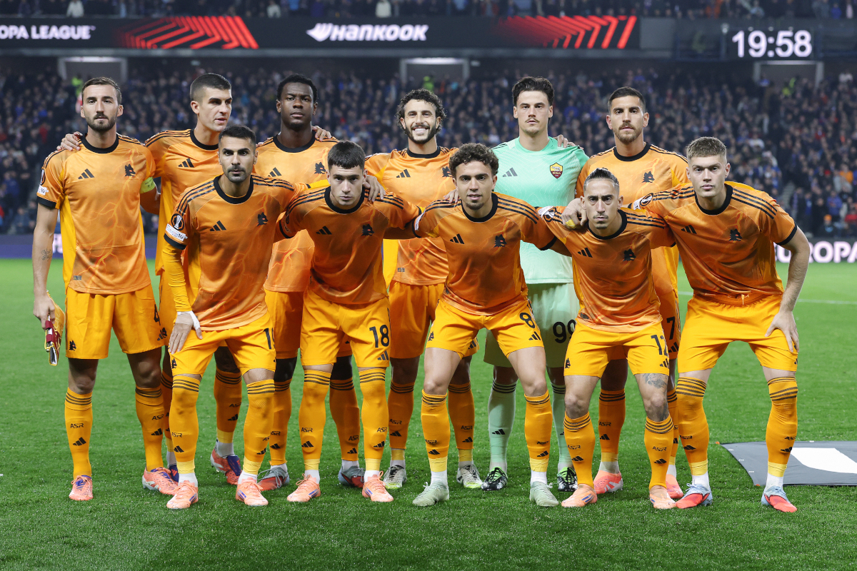 GLASGOW, SCHOTLAND - 6 NOVEMBER: Spelers van AS Roma poseren voor een teamfoto voorafgaand aan de wedstrijd van de UEFA Europa League 2025/26 tussen Rangers FC en AS Roma in het Ibrox Stadium op 6 november 2025 in Glasgow, Schotland. (Foto door Ian MacNicol/Getty Images)