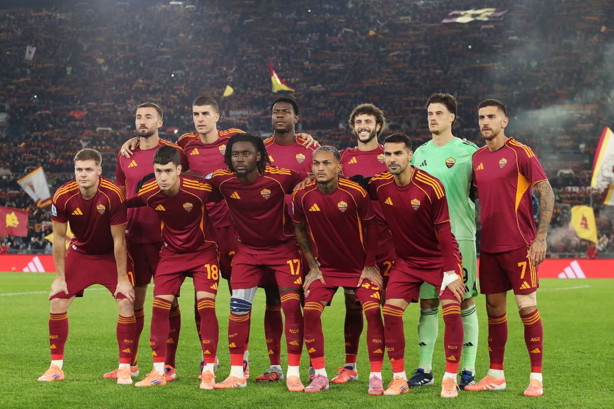 ROMA, ITÁLIA - 30 DE NOVEMBRO: Jogadores da AS Roma posam para uma fotografia da equipe antes da partida da Série A entre AS Roma e SSC Napoli no Stadio Olimpico em 30 de novembro de 2025 em Roma, Itália. (Foto de Paolo Bruno/Getty Images)