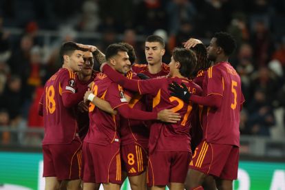 ROME, ITALY - NOVEMBER 27: Neil El Aynaoui of AS Roma celebrates with his teammates after scoring the opening goal during the UEFA Europa League 2025/26 League Phase MD5 match between AS Roma and FC Midtjylland at Stadio Olimpico on November 27, 2025 in Rome, Italy. (Photo by Paolo Bruno/Getty Images)