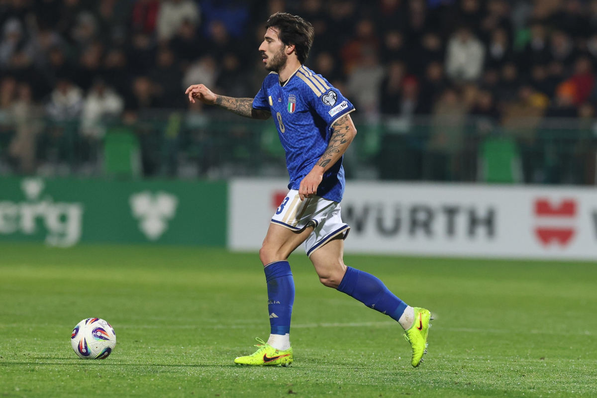 Sandro Tonali plays for Italy in Moldova during the 2026 World Cup qualifier (@azzurri)