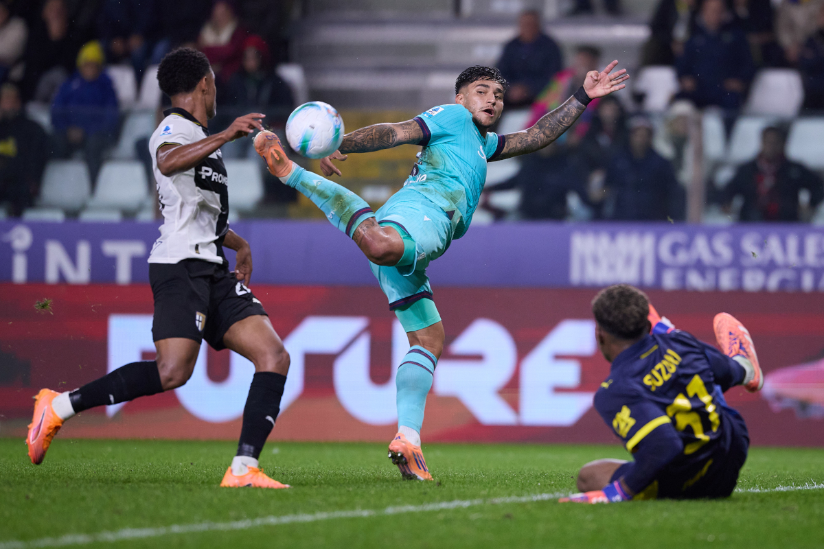 PARMA, ITALY - NOVEMBER 02: Santiago Castro of Bologna FC competes for the ball with Zion Suzuki and Sascha Britschgi of Parma Calcio during the Serie A match between Parma Calcio 1913 and Bologna FC 1909 at Stadio Ennio Tardini on November 02, 2025 in Parma, Italy. (Photo by Emmanuele Ciancaglini/Getty Images)