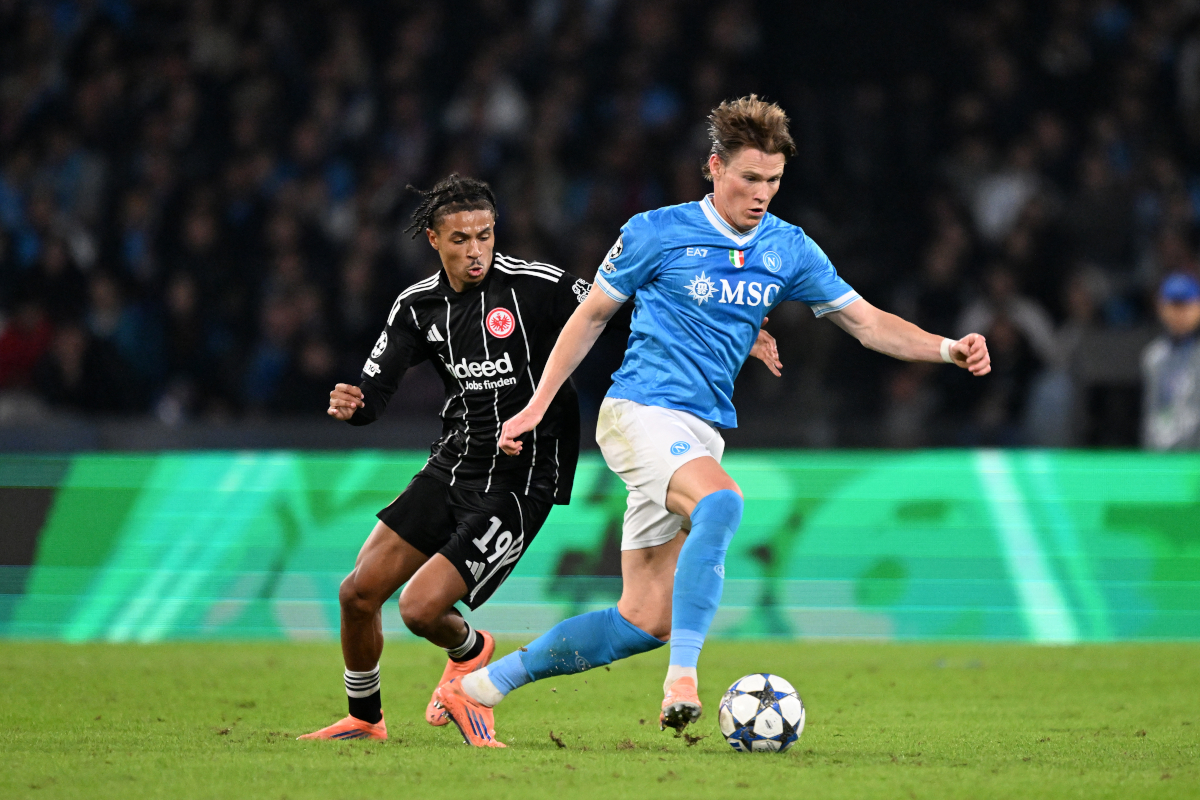 NEAPOL, TALIANSKO – 4. NOVEMBRA: Scott McTominay z SSC Neapol bojuje o držanie lopty s Jean-Matteom Bahoyom z Eintrachtu Frankfurt počas zápasu fázy MD4 Ligy majstrov UEFA 2025/26 medzi SSC Neapol a Eintracht Frankfurt na štadióne Na Diego Armando, Taliansko, 20. novembra na štadióne Diego Armando Maradona 20. (Foto: Francesco Pecoraro/Getty Images)