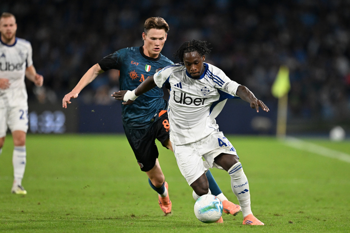 Serie A | Napoli 0-0 Como: Penalty hero Milinkovic-Savic rescues a point NAPLES, ITALY - NOVEMBER 01: Jayden Addai of Como 1907 battles for possession with Scott McTominay of SSC Napoli during the Serie A match between SSC Napoli and Como 1907 at Stadio Diego Armando Maradona on November 01, 2025 in Naples, Italy. (Photo by Francesco Pecoraro/Getty Images)