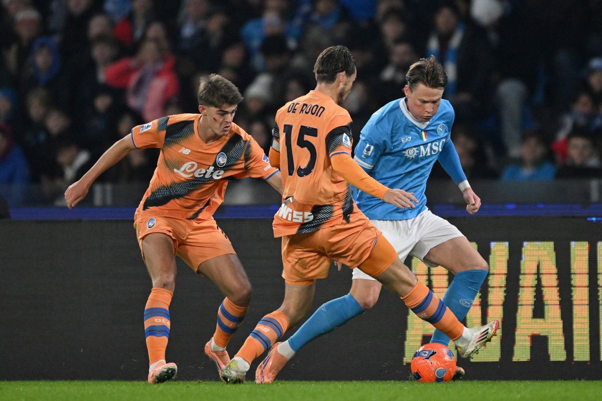 NAPLES, ITALY - NOVEMBER 22: SSC Napoli's Scott McTominay fights for possession with Atalanta BC's Charles de Quetelaere and Marten de Roon during the SSC Napoli vs. Atalanta BC match in Serie A at Stadio Diego Armando Maradona on November 22, 2025 in Naples, Italy. (Photo by: Francesco Pecoraro/Getty Images)
