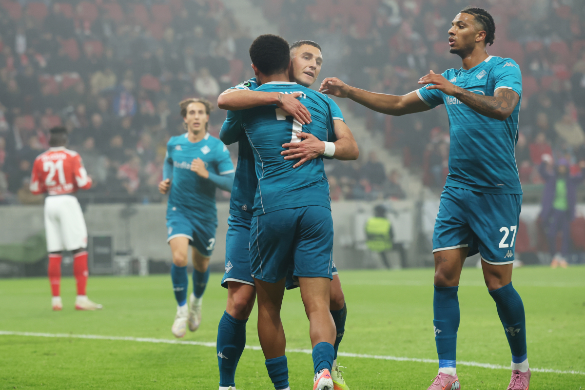 MAINZ, GERMANY - NOVEMBER 06: Simon Sohm of Fiorentina celebrates with teammates after scoring his team's first goal during the UEFA Conference League 2025/26 League Phase MD3 match between 1. FSV Mainz 05 and ACF Fiorentina at Mainz Arena on November 06, 2025 in Mainz, Germany. (Photo by Alex Grimm/Getty Images)