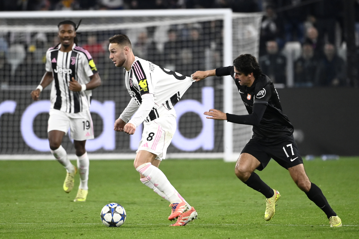 TURIN, ITALY - NOVEMBER 04: Teun Koopmeiners of Juventus is challenged by Francisco Trincao of Sporting CP during the UEFA Champions League 2025/26 League Phase MD4 match between Juventus and Sporting Clube de Portugal at Juventus Stadium on November 04, 2025 in Turin, Italy. (Photo by Stefano Guidi/Getty Images)