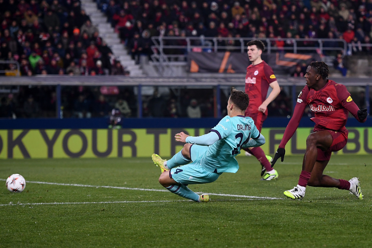 BOLOGNA, ITALY - NOVEMBER 27: Thijs Dallinga of Bologna FC scores his team second goal during the UEFA Europa League 2025/26 League Phase MD5 match between Bologna FC 1909 and FC Salzburg at Stadio Renato Dall'Ara on November 27, 2025 in Bologna, Italy. (Photo by Alessandro Sabattini/Getty Images)