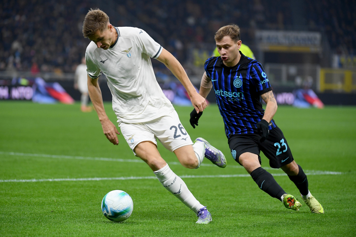 MILAN, ITALY - NOVEMBER 09: Toma Basic of SS Lazio compete for the ball with Nicolò Barella of Internazioale during the Serie A match between FC Internazionale and SS Lazio at Giuseppe Meazza Stadium on November 09, 2025 in Milan, Italy. (Photo by Marco Rosi - SS Lazio/Getty Images)