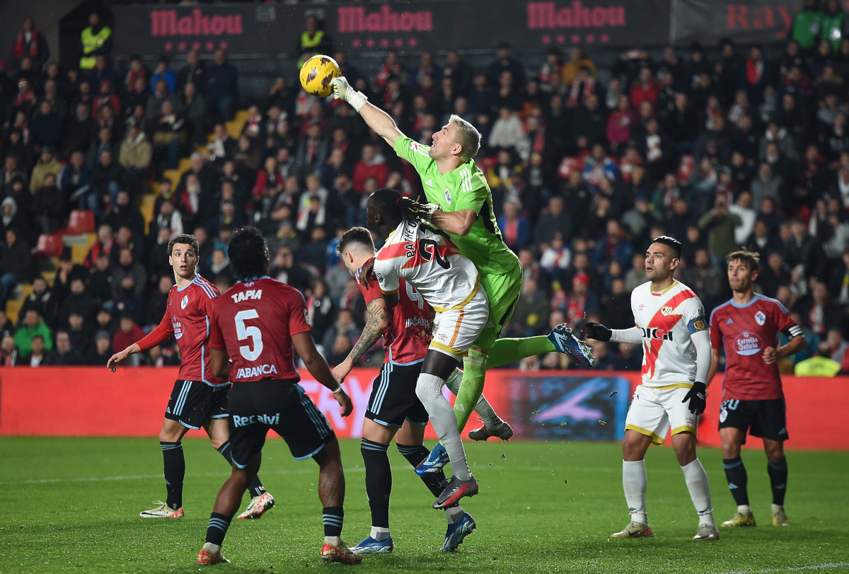 MADRID, SPAIN - DECEMBER 11: Vicente Guaita of Celta Vigo fists the ball away as he's put under pressure by Pathe Ciss of Rayo Vallecano during the LaLiga EA Sports match between Rayo Vallecano and Celta Vigo at Estadio de Vallecas on December 11, 2023 in Madrid, Spain. (Photo by Denis Doyle/Getty Images)