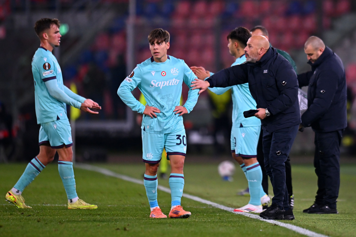 BOLOGNA, ITALY - NOVEMBER 27: Vincenzo Italiano head coach of Bologna FC issues instructions to Benja Domínguez of Bologna FC during the UEFA Europa League 2025/26 League Phase MD5 match between Bologna FC 1909 and FC Salzburg at Stadio Renato Dall'Ara on November 27, 2025 in Bologna, Italy. (Photo by Alessandro Sabattini/Getty Images)