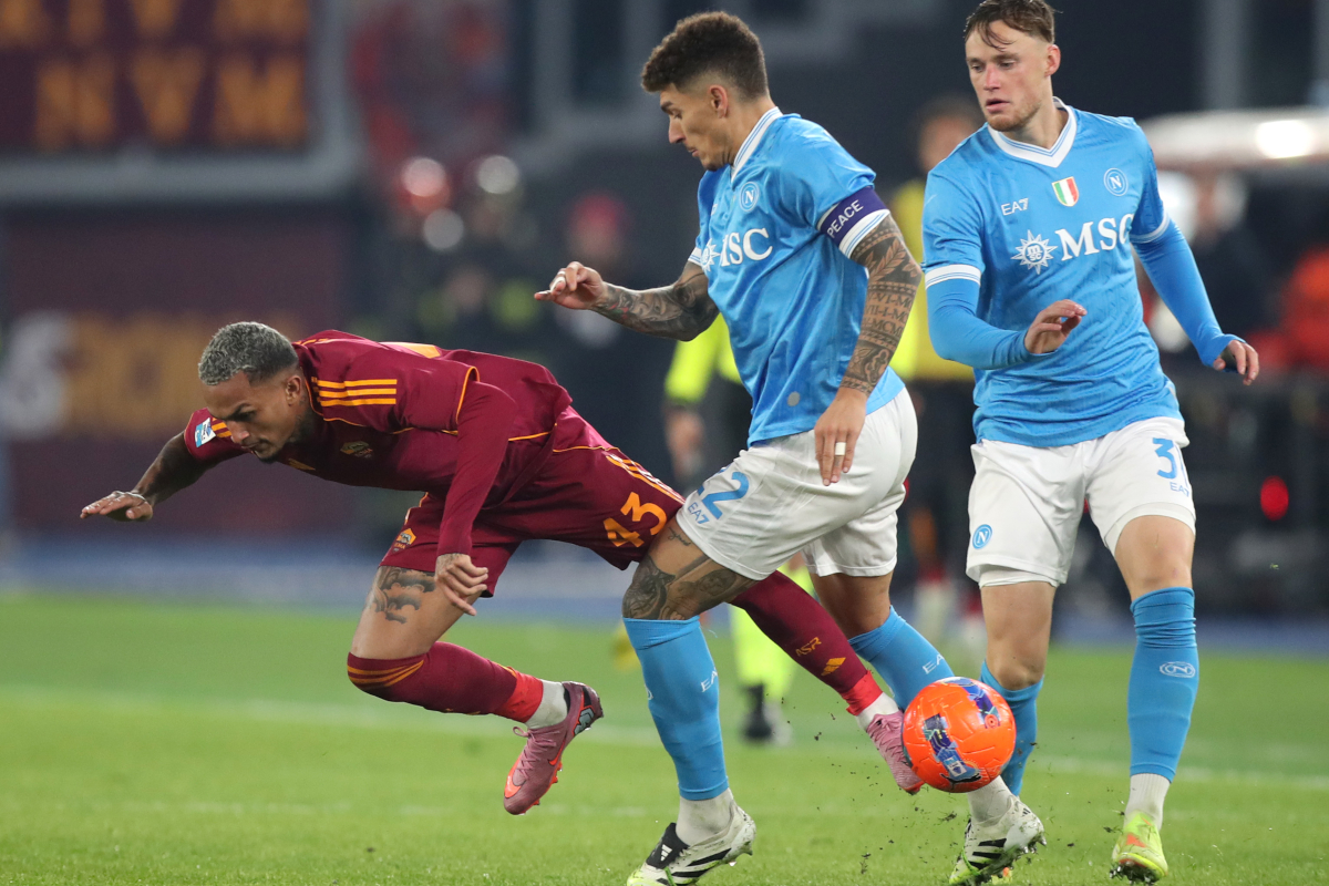 ROME, ITALY - NOVEMBER 30: Wesley Franca of AS Roma is fouled by Giovanni Di Lorenzo of Napoli during the Serie A match between AS Roma and SSC Napoli at Stadio Olimpico on November 30, 2025 in Rome, Italy. (Photo by Paolo Bruno/Getty Images)
