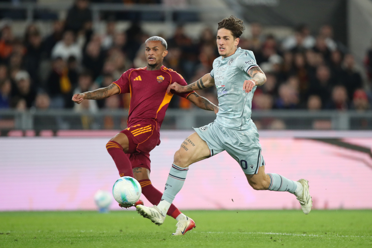 ROMA, ITALIA - 9 DE NOVIEMBRE: Nicol Zaniolo de Udinese Calcio pasa a Wesley de AS Roma durante el partido de Serie A entre AS Roma y Udinese Calcio en el Stadio Olimpico el 9 de noviembre de 2025 en Roma, Italia. (Foto de Paolo Bruno/Getty Images)