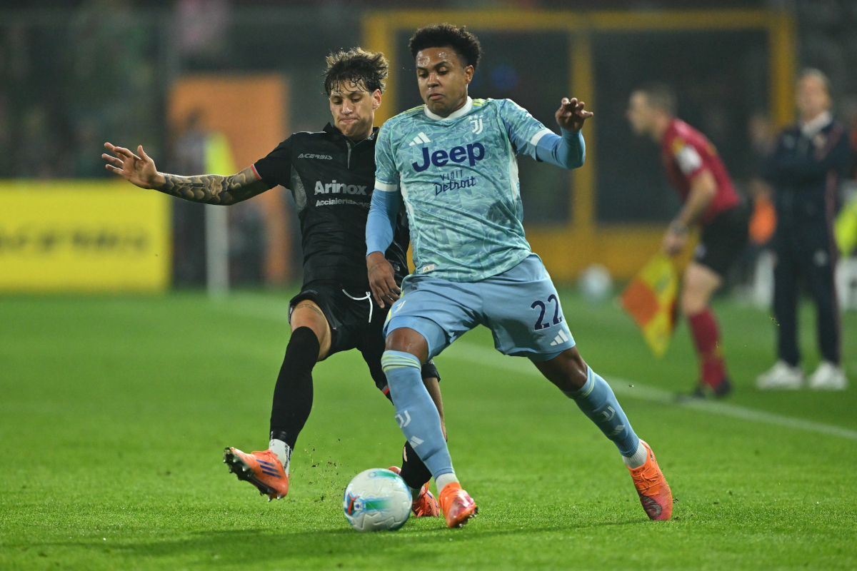 CREMONA, TALIANSKO - 1. NOVEMBRA: Romano Floriani Mussolini z US Cremonese a Weston McKennie z Juventusu FC bojujú o loptu počas zápasu Serie A medzi US Cremonese a Juventus FC na Stadio Giovanni Zini 1. novembra 2025 v talianskej Cremone. (Foto: Marco M. Mantovani/Getty Images)