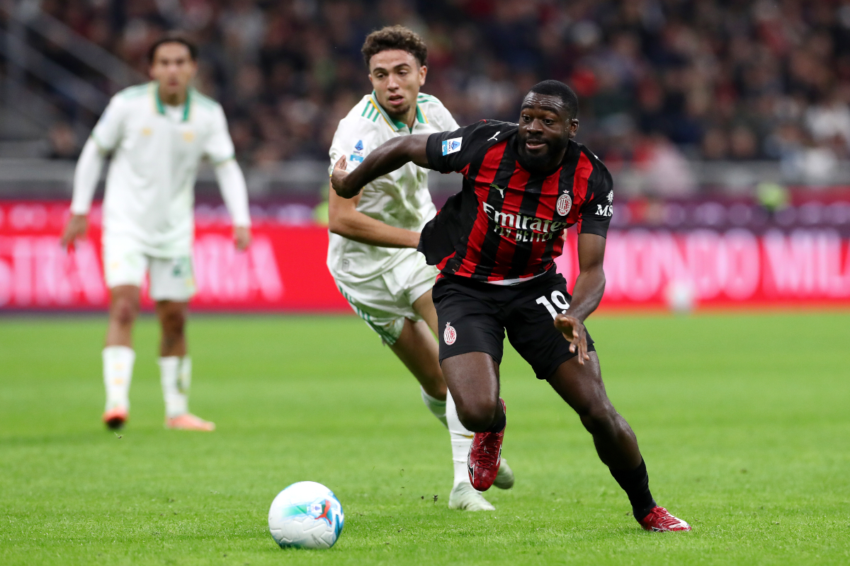 MILAN, ITALY - NOVEMBER 02: Youssouf Fofana of AC Milan runs with the ball whilst under pressure from Neil El Aynaoui of AS Roma during the Serie A match between AC Milan and AS Roma at Giuseppe Meazza Stadium on November 02, 2025 in Milan, Italy. (Photo by Marco Luzzani/Getty Images)
