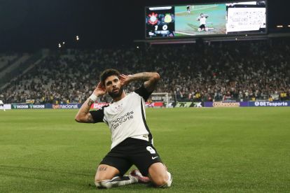 SAO PAULO, BRAZIL - OCTOBER 04: Yuri Alberto of Corinthians celebrates after scoring the team's second goal during a match between Corinthians and Mirassol as part of Brasileirao 2025 at Neo Quimica Arena on October 04, 2025 in Sao Paulo, Brazil. (Photo by Miguel Schincariol/Getty Images)