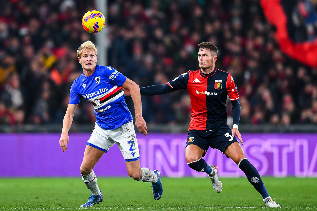 GENOA, ITALY - DECEMBER 10: Morten Thorsby of Sampdoria (L) and Zinho Vanheusden of Genoa vie for the ball during the Serie A match between Genoa CFC and UC Sampdoria at Stadio Luigi Ferraris on December 10, 2021 in Genoa, Italy. (Photo by Getty Images)