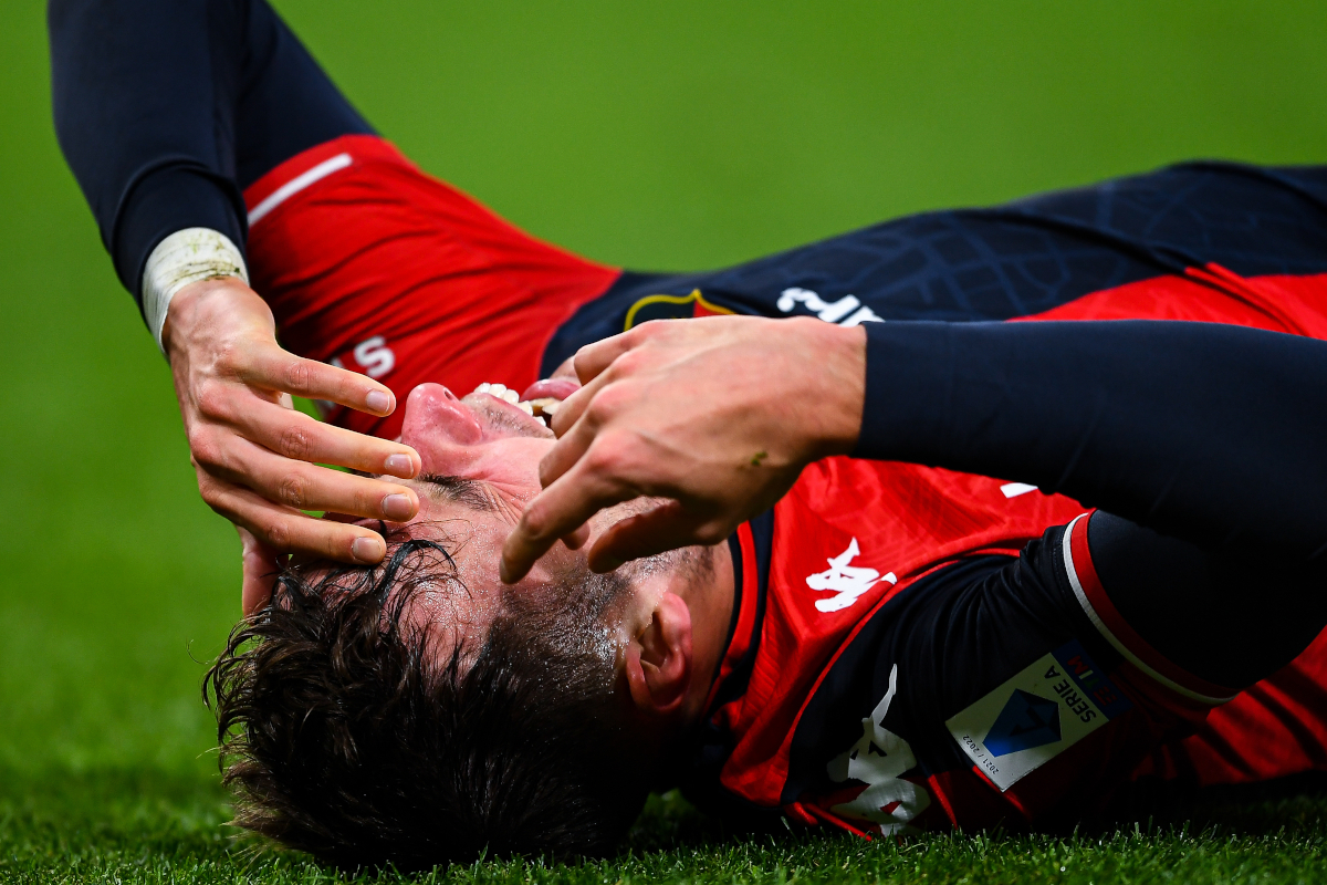 GENOA, ITALY - DECEMBER 10: Zinho Vanheusden of Genoa lies on the pitch after suffering an injury during the Serie A match between Genoa CFC and UC Sampdoria at Stadio Luigi Ferraris on December 10, 2021 in Genoa, Italy. (Photo by Getty Images)