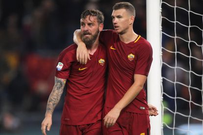 ROME, ITALY - NOVEMBER 18: Alberto De Rossi and Edin Dzeko of AS Roma celebrate the victory after the Serie A match between AS Roma and SS Lazio at Stadio Olimpico on November 18, 2017 in Rome, Italy. (Photo by Paolo Bruno/Getty Images)