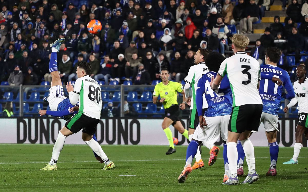 COMO, ITALY - NOVEMBER 28: Nico Paz of Como 1907 performs an overhead kick during the Serie A match between Como 1907 and US Sassuolo Calcio at Giuseppe Sinigaglia Stadium on November 28, 2025 in Como, Italy. (Photo by Marco Luzzani/Getty Images)