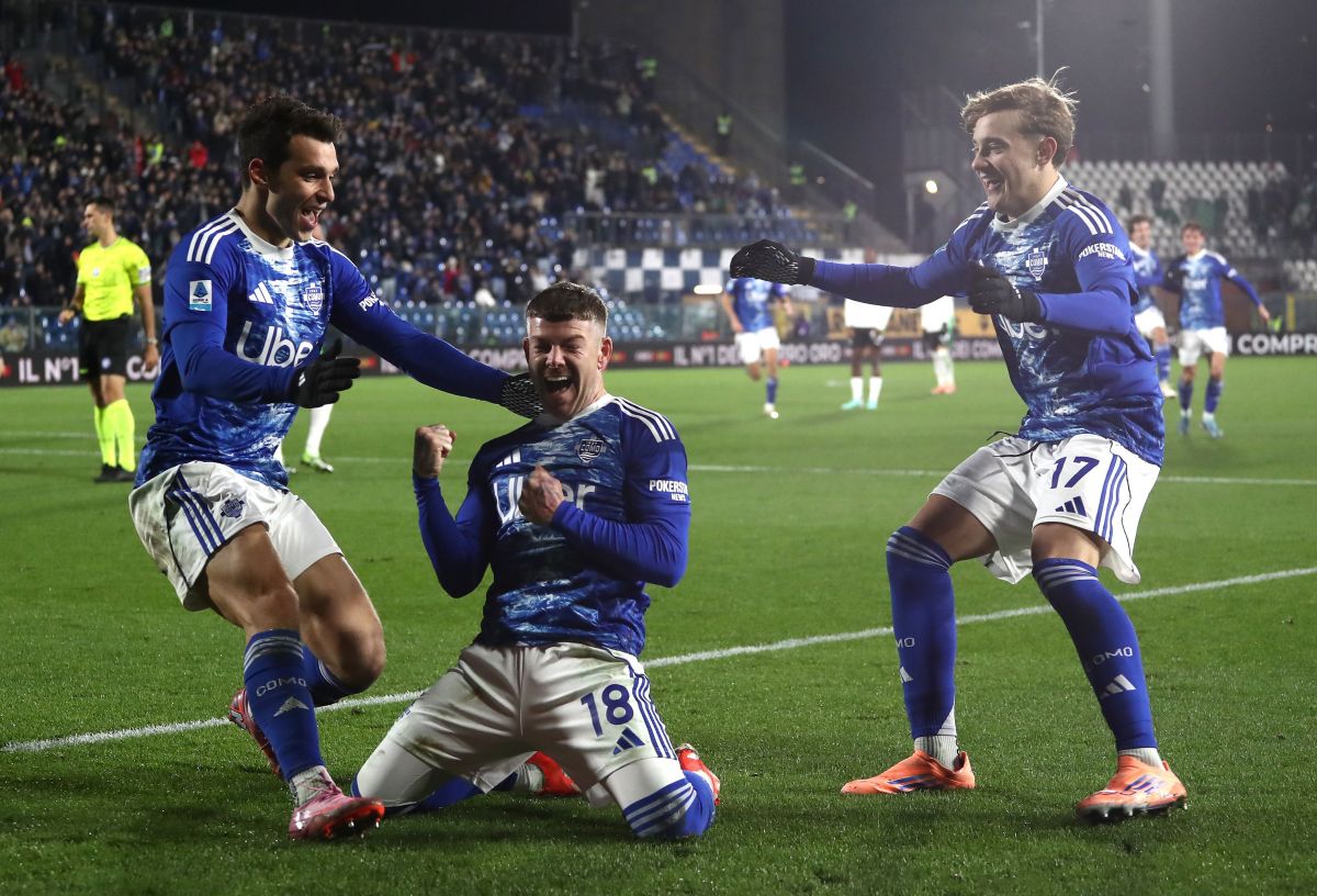 COMO, ITALY - NOVEMBER 28: Alberto Moreno of Como 1907 celebrates with his team-mates after scoring their team's second goal during the Serie A match between Como 1907 and US Sassuolo Calcio at Giuseppe Sinigaglia Stadium on November 28, 2025 in Como, Italy. (Photo by Marco Luzzani/Getty Images)