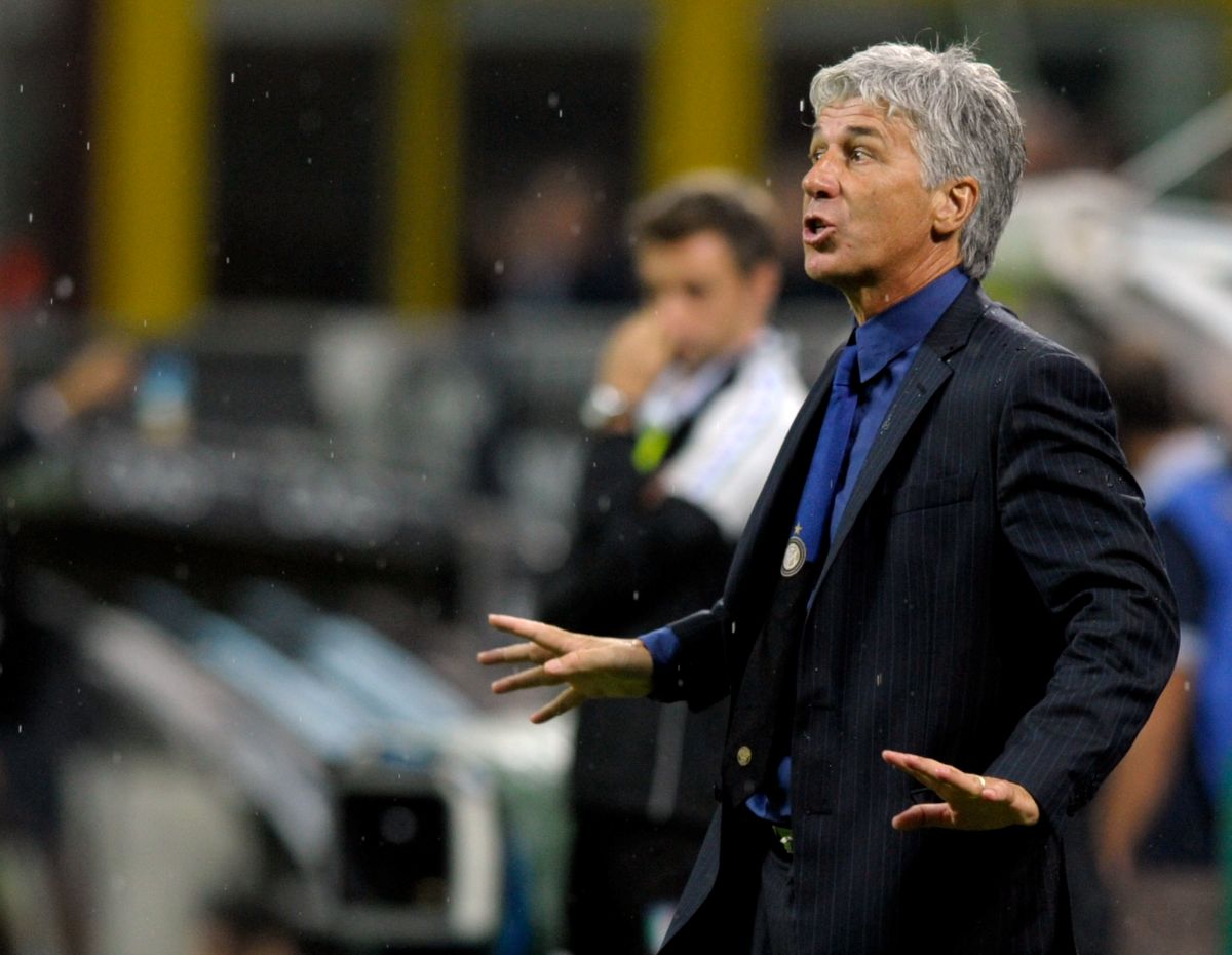 MILAN, ITALY - SEPTEMBER 17: FC Internazionale Milano head coach Gian Piero Gasperini reacts during the Serie A match between FC Internazionale Milano and AS Roma at Stadio Giuseppe Meazza on September 17, 2011 in Milan, Italy. (Photo by Claudio Villa/Getty Images)