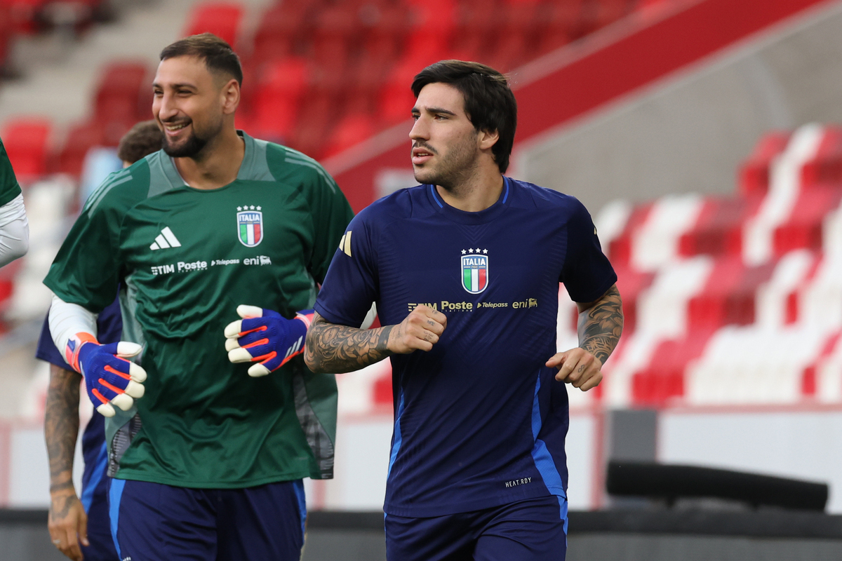 BUDAPEST, HUNGARY - SEPTEMBER 08: Sandro Tonali of Italy looks on during a Italy training session at Bozsik Stadion on September 08, 2024 in Budapest, Hungary. (Photo by Claudio Villa/Getty Images)