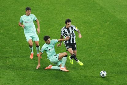 NEWCASTLE UPON TYNE, ENGLAND - NOVEMBER 05: Sandro Tonali of Newcastle United is challenged by Alejandro Rego of Athletic Club during the UEFA Champions League 2025/26 League Phase MD4 match between Newcastle United FC and Athletic Club at St James' Park on November 05, 2025 in Newcastle upon Tyne, England. (Photo by Michael Steele/Getty Images)