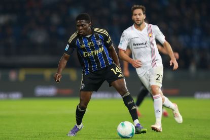 PISA, ITALIA - 7 NOVEMBRE: Ebenezer Akinsanmiro del Pisa Sporting Club in azione durante la partita di Serie A tra Pisa SC e US Cremonese all'Arena Garibaldi il 7 novembre 2025 a Pisa, Italia. (Foto di Gabriele Maltinti/Getty Images)