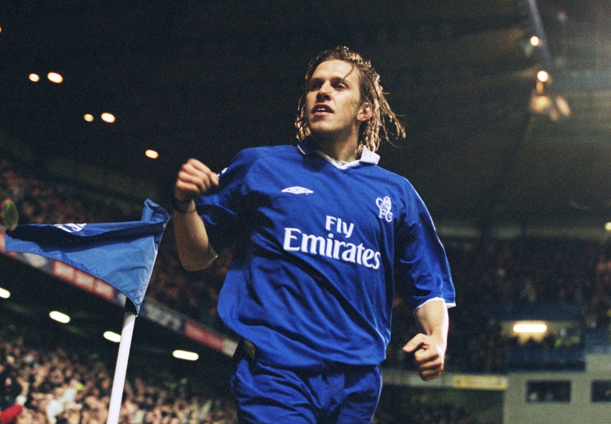 16 Dec 2001: Sam Dalla Bona of Chelsea celebrates his goal against Liverpool in the FA Barclaycard Premiership match at Stamford Bridge in London. \ Mandatory Credit: Ben Radford /Allsport