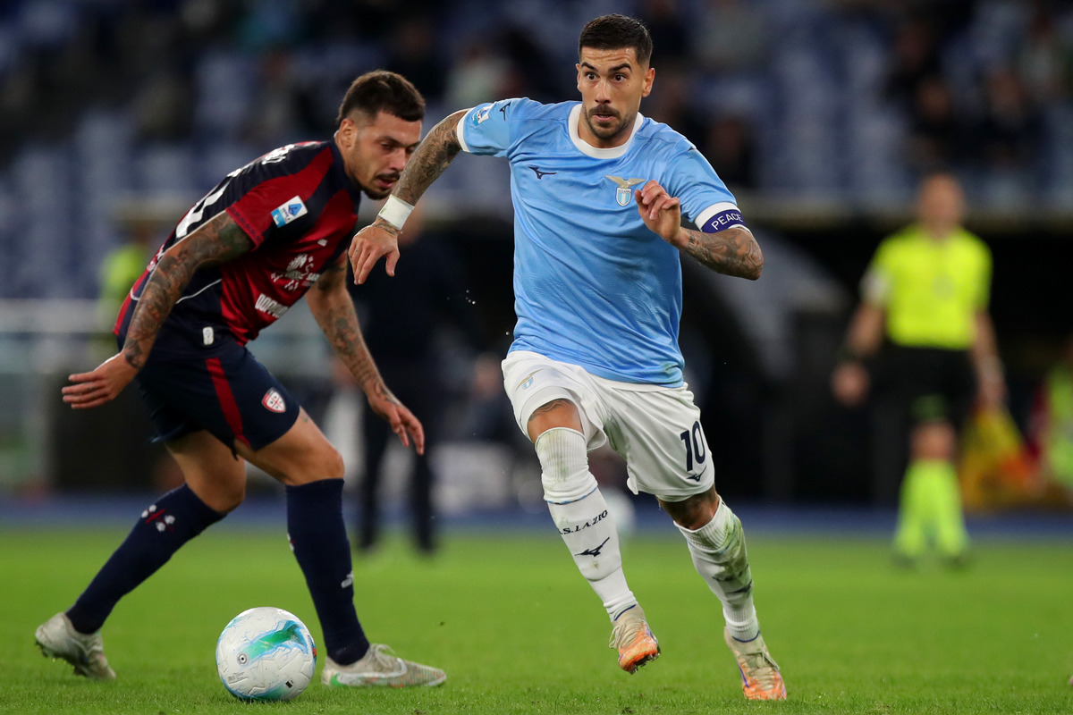 ROME, ITALY - NOVEMBER 03: Mattia Zaccagni of SS Lazio competes for the ball with Gabriele Zappa of Cagliari Calcio during the Serie A match between SS Lazio and Cagliari Calcio at Stadio Olimpico on November 03, 2025 in Rome, Italy. (Photo by Paolo Bruno/Getty Images)