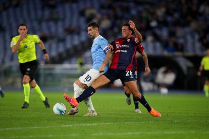 ROME, ITALY - NOVEMBER 03: Mattia Zaccagni of SS Lazio competes for the ball with Gabriele Zappa of Cagliari Calcio during the Serie A match between SS Lazio and Cagliari Calcio at Stadio Olimpico on November 03, 2025 in Rome, Italy. (Photo by Paolo Bruno/Getty Images)