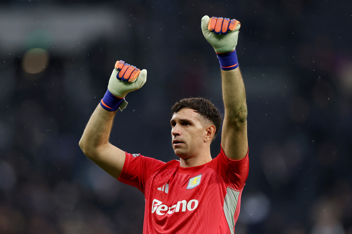 LONDON, ENGLAND - OCTOBER 19: Emiliano Martinez of Aston Villa celebrates victory following the Premier League match between Tottenham Hotspur and Aston Villa at Tottenham Hotspur Stadium on October 19, 2025 in London, England. (Photo by Justin Setterfield/Getty Images)