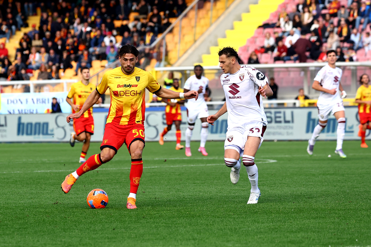 LECCE, ITALY - NOVEMBER 30:Santiago Pierotti of US Lecce competes for the ball with Kristjan Asllani of Torino FC during the Serie A match between US Lecce and Torino FC at Stadio Via del Mare on November 30, 2025 in Lecce, Italy. (Photo by Maurizio Lagana/Getty Images)