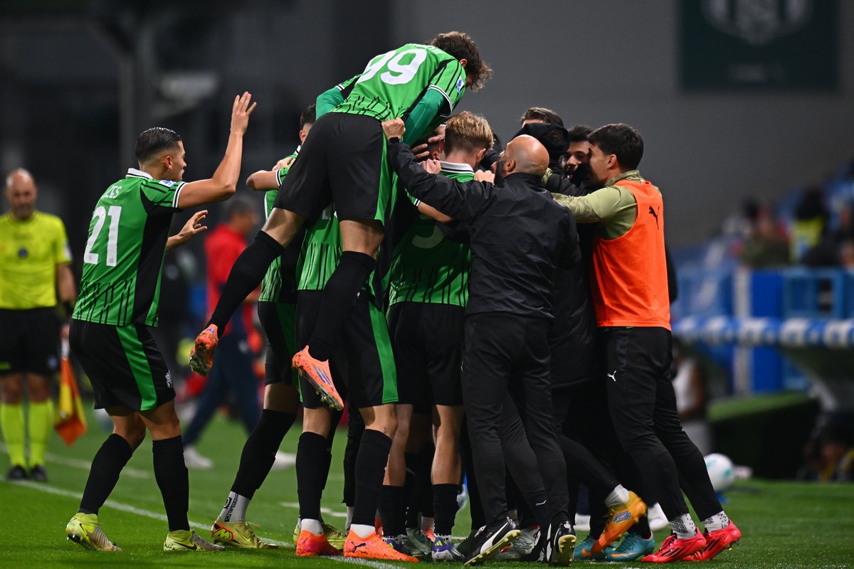 SASSUOLO, ITALY - NOVEMBER 03: Domenico Berardi of US Sassuolo celebrates with his team after scoring the 1-1 goal during the Serie A match between US Sassuolo Calcio and Genoa CFC at Mapei Stadium Citta del Tricolore on November 03, 2025 in Sassuolo, Italy. (Photo by Alessandro Sabattini/Getty Images)