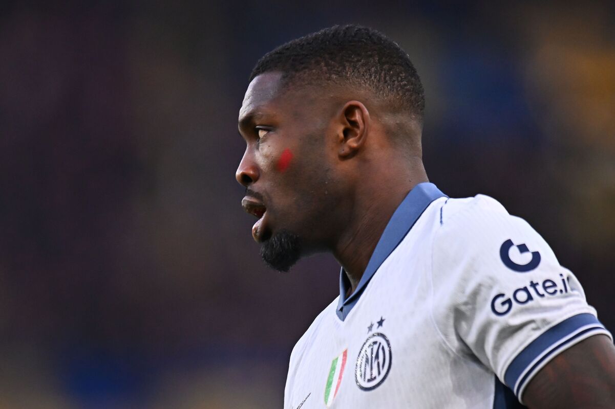 VERONA, ITALY - NOVEMBER 23: Marcus Thuram of FC Internazionale during the Serie A match between Verona and FC Internazionale at Stadio Marcantonio Bentegodi on November 23, 2024 in Verona, Italy. (Photo by Alessandro Sabattini/Getty Images) (Wearing red face paint for the Rosso alla Violenza campaign)