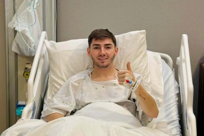 Billy Gilmour giving a thumbs up from his hospital bed