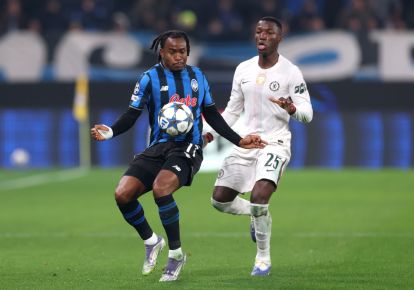 BERGAMO, ITALY - DECEMBER 09: Ademola Lookman of Atalanta controls the ball whilst under pressure from Moises Caicedo of Chelsea during the UEFA Champions League 2025/26 League Phase MD6 match between Atalanta BC and Chelsea FC at Stadio di Bergamo on December 09, 2025 in Bergamo, Italy. (Photo by Carl Recine/Getty Images)