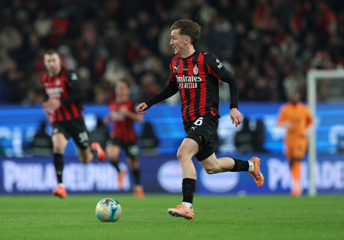 RIYADH, SAUDI ARABIA - DECEMBER 18: Alexis Saelemaekers of AC Milan runs with the ball during the Supercoppa Italiana Semi-Final match between SSC Napoli and AC Milan at King Saud University Stadium on December 18, 2025 in Riyadh, Saudi Arabia. (Photo by Yasser Bakhsh/Getty Images)