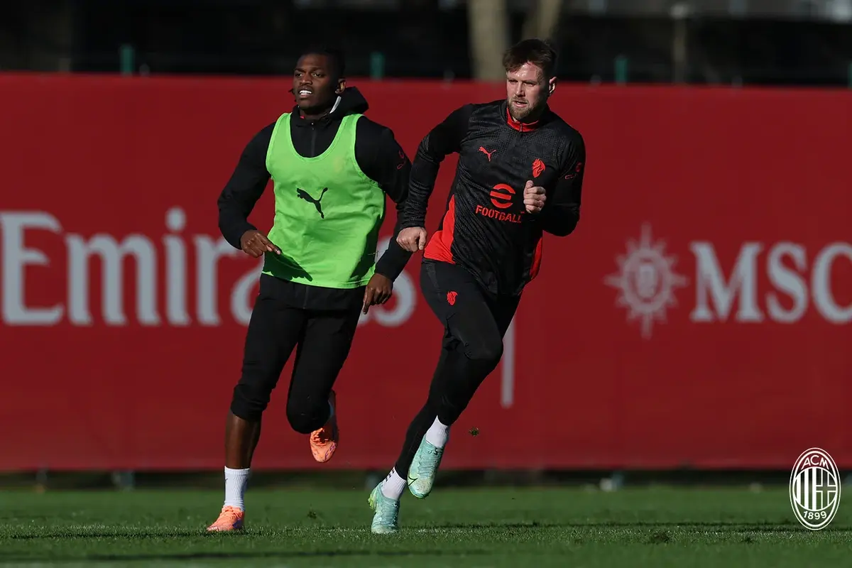 Rafael Leao (l) and Niclas Fullkrug (r) in training with Milan on December 29 (picture via www.acmilan.com)