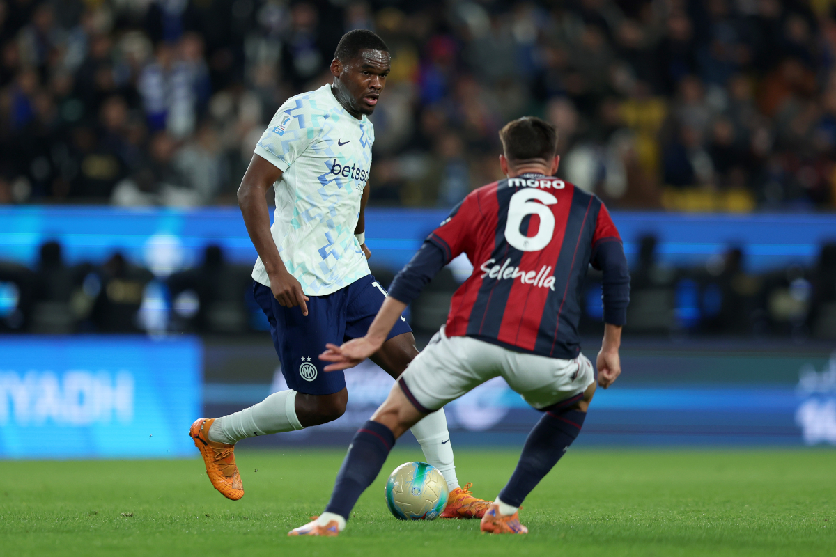 RIYADH, SAUDI ARABIA - DECEMBER 19: Ange-Yoan Bonny of Internazionale battles for possession with Nikola Moro of Bologna FC 1909 during the Supercoppa Italiana semifinal match between Bologna FC 1909 and FC Internazionale at King Saud University Stadium on December 19, 2025 in Riyadh, Saudi Arabia. (Photo by Yasser Bakhsh/Getty Images)