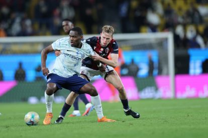RIYADH, SAUDI ARABIA - DECEMBER 19: Ange-Yoan Bonny of FC Internazionale competes for the ball with Torbjorn Heggem of Bologna FC during the Supercoppa Italiana semifinal match between Bologna FC 1909 and FC Internazionale at King Saud University Stadium on December 19, 2025 in Riyadh, Saudi Arabia. (Photo by Abdullah Ahmed/Getty Images)