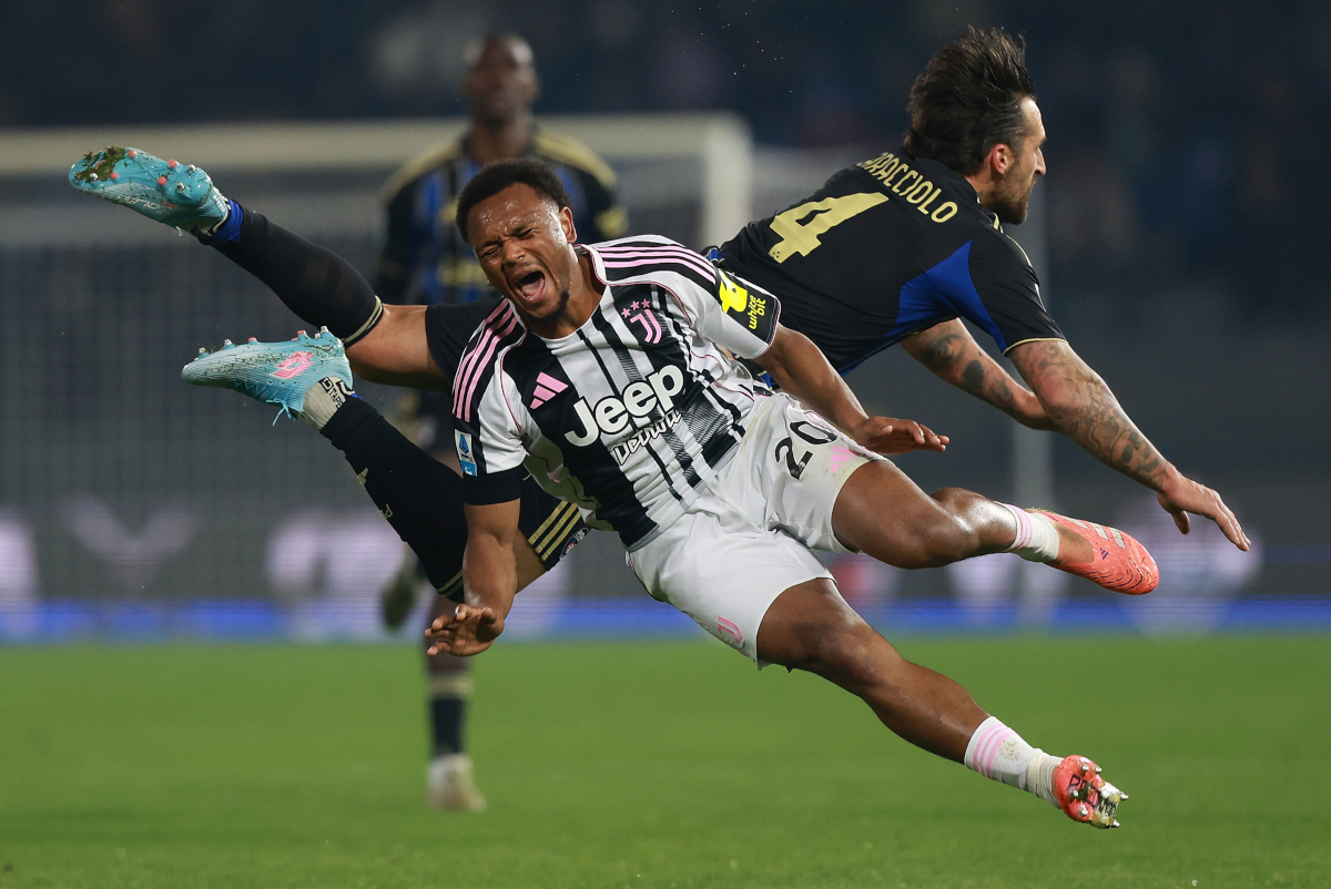 PISA, ITALY - DECEMBER 27: Antonio Caracciolo of Pisa Sporting Club battles for the ball with Lois Openda of Juventus FC during the Serie A match between Pisa SC and Juventus FC at Arena Garibaldi on December 27, 2025 in Pisa, Italy. (Photo by Gabriele Maltinti/Getty Images)
