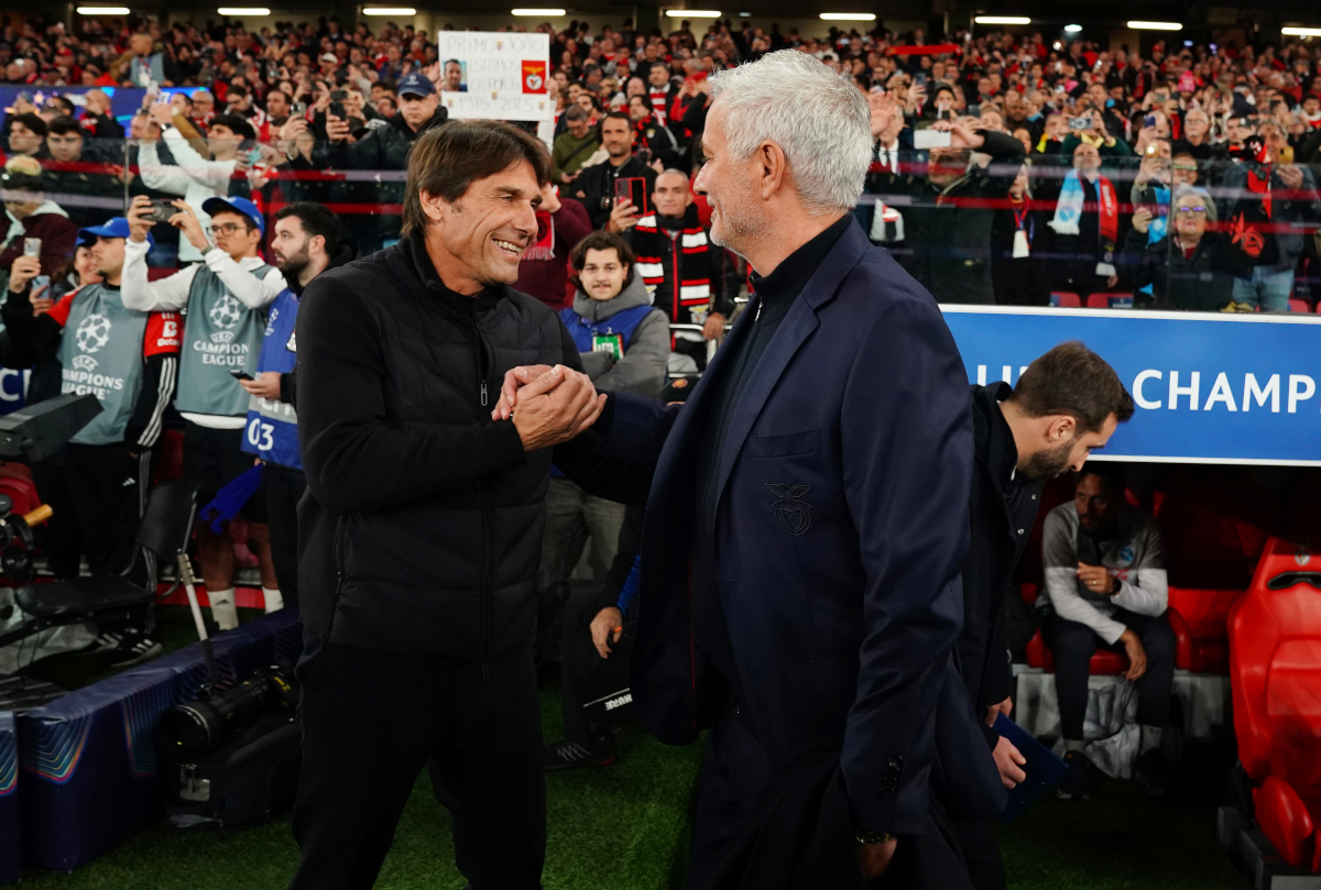 LISBON, PORTUGAL - DECEMBER 10: Antonio Conte, Head Coach of SSC Napoli (L), and Jose Mourinho, Head Coach of Benfica (R), shake hands prior to the UEFA Champions League 2025/26 League Phase MD6 match between SL Benfica and SSC Napoli at on December 10, 2025 in Lisbon, Portugal. (Photo by Gualter Fatia/Getty Images)