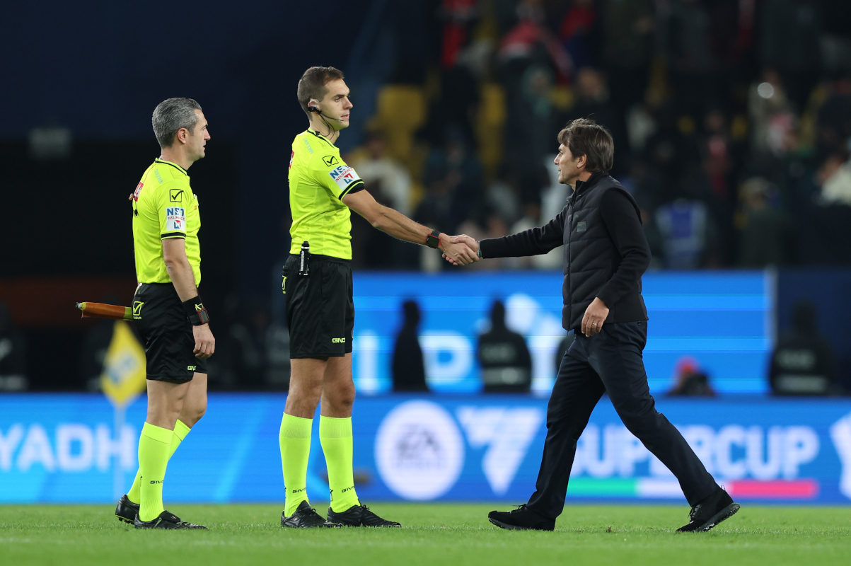 RIYADH, SAUDI ARABIA - DECEMBER 18: Antonio Conte, Head Coach of SSC Napoli, shakes Referee, Luca Zufferli's, hand following the Supercoppa Italiana Semi-Final match between SSC Napoli and AC Milan at King Saud University Stadium on December 18, 2025 in Riyadh, Saudi Arabia.  (Photo by Yasser Bakhsh/Getty Images)