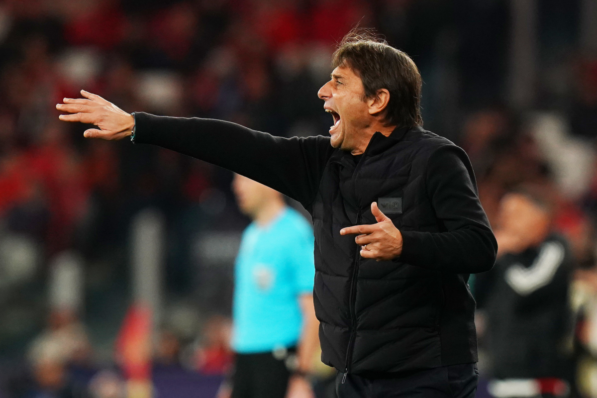 LISBON, PORTUGAL - DECEMBER 10: Antonio Conte, Head Coach of SSC Napoli, gives the team instructions during the UEFA Champions League 2025/26 League Phase MD6 match between SL Benfica and SSC Napoli at on December 10, 2025 in Lisbon, Portugal. (Photo by Gualter Fatia/Getty Images)