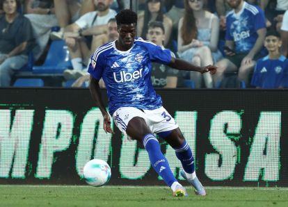COMO, ITALY - AUGUST 16: Assane Diao of Como 1907 in action during the Coppa Italia match between Como 1907 and FC Sudtirol at Stadio G. Sinigaglia on August 16, 2025 in Como, Italy. (Photo by Marco Luzzani/Getty Images)