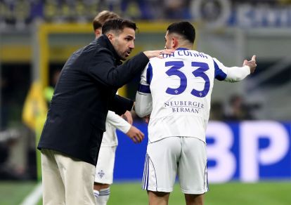 MILAN, ITALY - DECEMBER 06: Cesc Fabregas, Head Coach of Como 1907, talks to Lucas Da Cunha of Como 1907 during the Serie A match between FC Internazionale and Como 1907 at Giuseppe Meazza Stadium on December 06, 2025 in Milan, Italy. (Photo by Marco Luzzani/Getty Images)