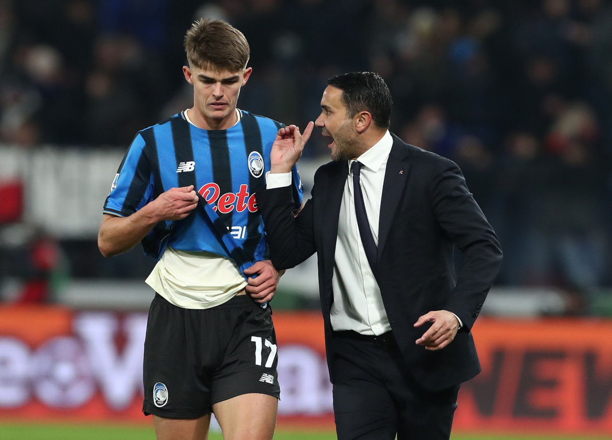 BERGAMO, ITALY - DECEMBER 28: Atalanta BC coach Raffaele Palladino issues instructions to his player Charles De Ketelaere during the Serie A match between Atalanta BC and FC Internazionale at New Balance Arena on December 28, 2025 in Bergamo, Italy. (Photo by Marco Luzzani/Getty Images)