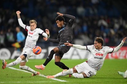 NAPLES, ITALY - DECEMBER 03: David Neres of SSC Napoli is challenged by Mattia Felici and Sebastiano Esposito of Cagliari during the Coppa Italia round of 16 match between SCC Napoli and Cagliari Calcio at Stadio Diego Armando Maradona on December 03, 2025 in Naples, Italy. (Photo by Francesco Pecoraro/Getty Images)