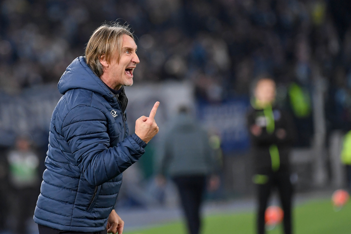  Pelatih kepala US Cremonese, Davide Nicola, saat pertandingan Serie A antara SS Lazio dan US Cremonese di Stadio Olimpico pada 20 Desember 2025 di Roma, Italia. (Foto oleh Marco Rosi - SS Lazio/Getty Images)